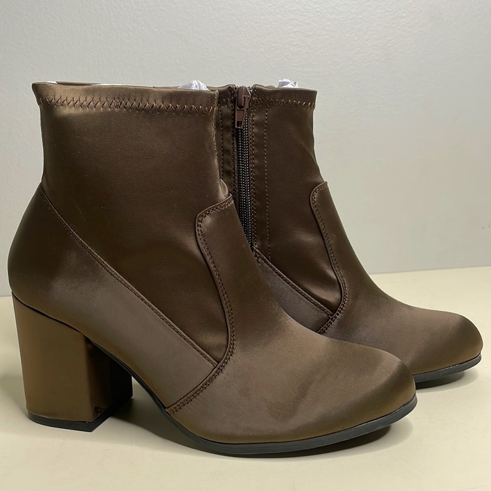 Qupid Rannel Khaki Stretch Satin Heeled Zippered Ankle Boots Size 8 NIB
